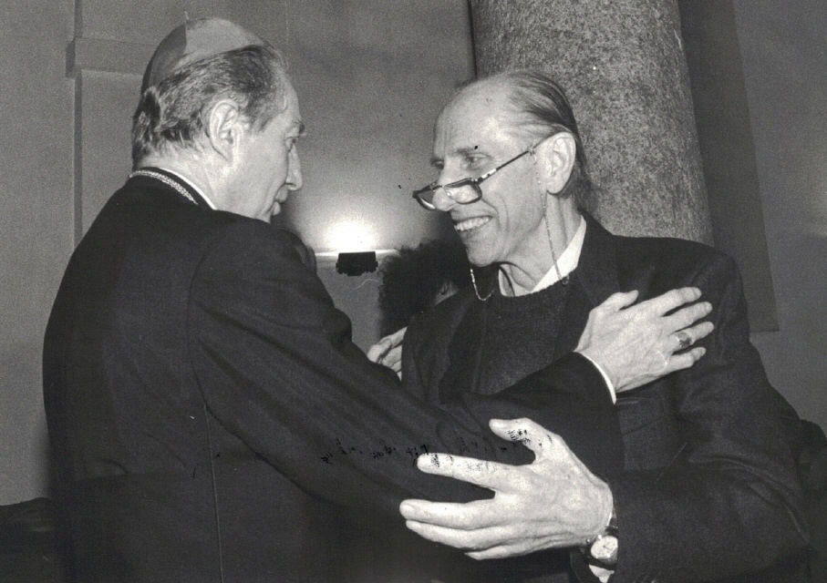 Kardinal Martini umarmt David Maria Turoldo anlässlich der Verleihung des Lazzatipreises, 21. Nov. 1991 (1)