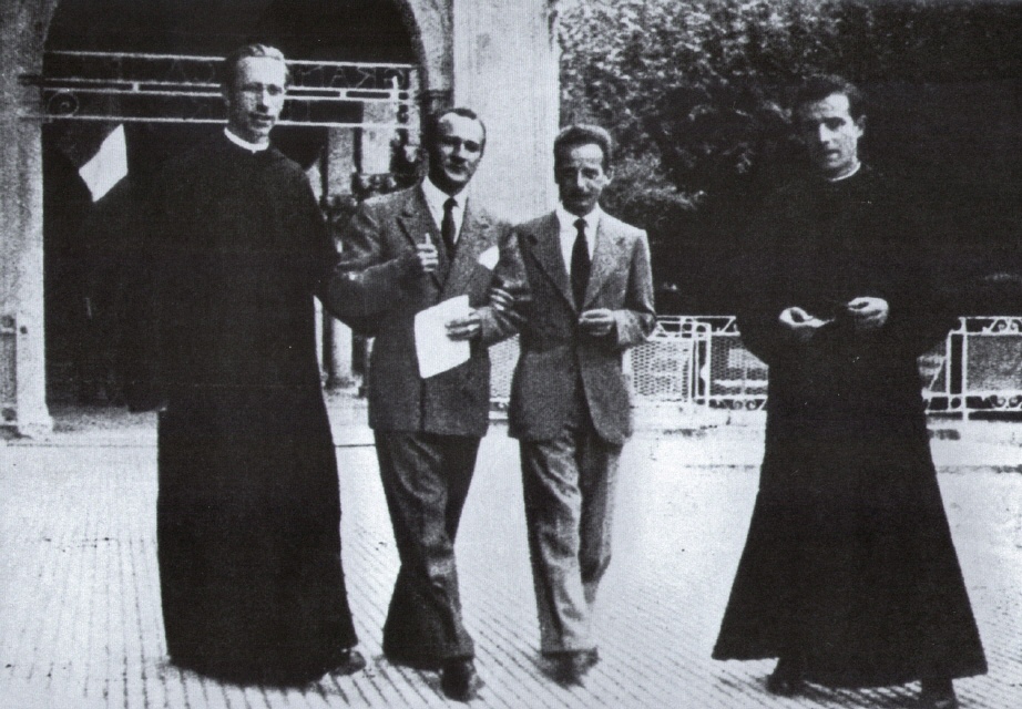 Mit seinen Freunden Angelo Romanó, Luigi Santucci und Camillo De Piaz, 1947 (4)
