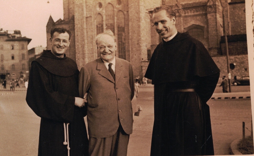 Zusammen mit dem Dichter Giuseppe Ungaretti und Pater Nazareno Fabbretti, 1950er Jahre (5)