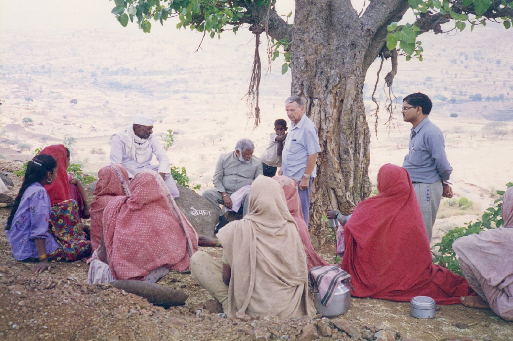 Pater Bacher diskutiert mit Dorfbewohnern
